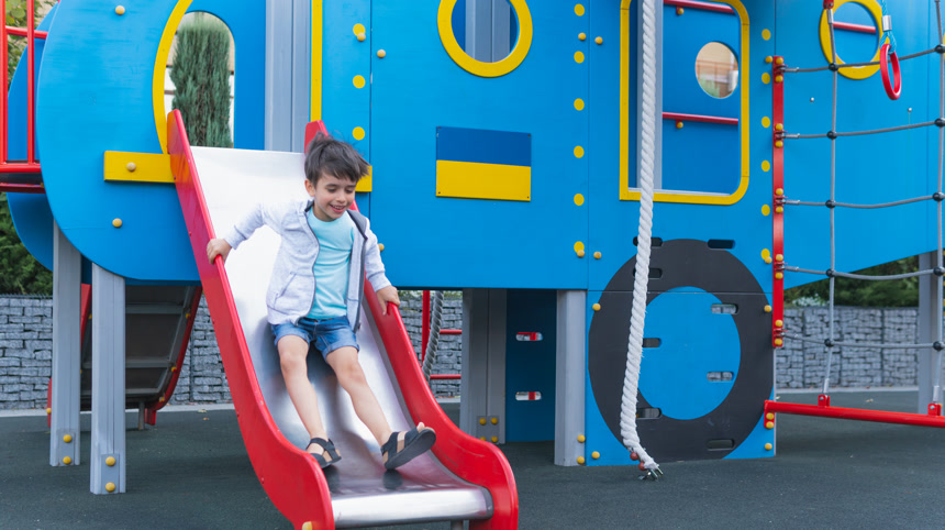 快乐的孩子在户外玩耍滑滑梯生活方式娱乐