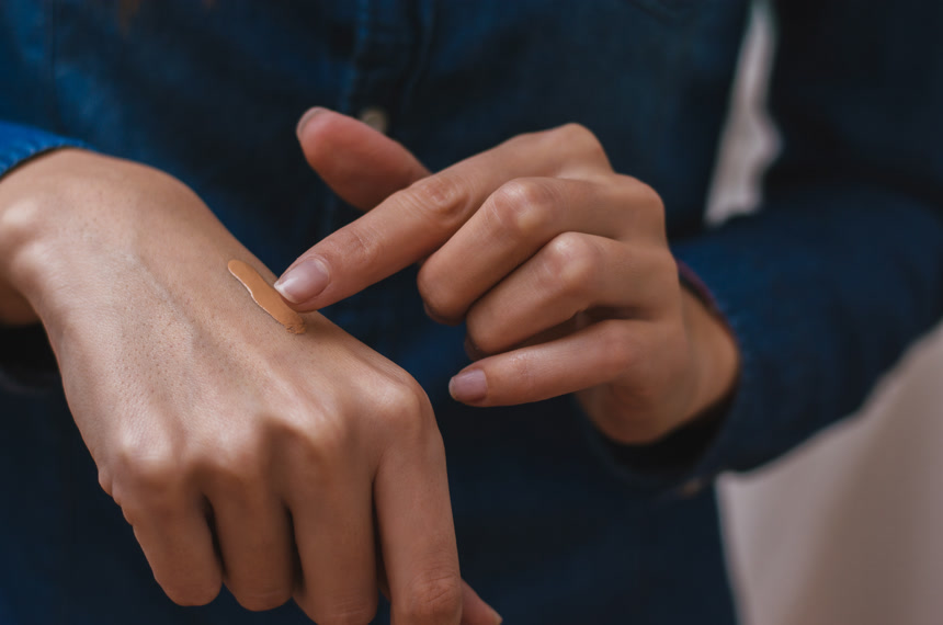 女人手部测试粉底液特写图美容化妆宣传