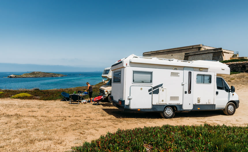 葡萄牙Alentejo Costa Vicentina田园诗般的海滩旁的大篷车旅游度假