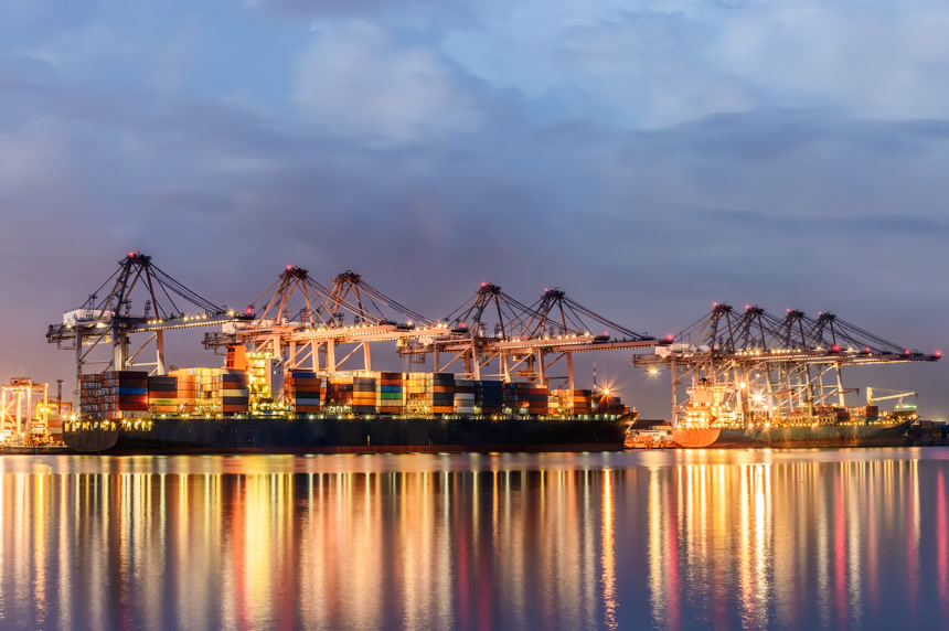 夜幕下的集装箱海港景观港口人文建筑景观