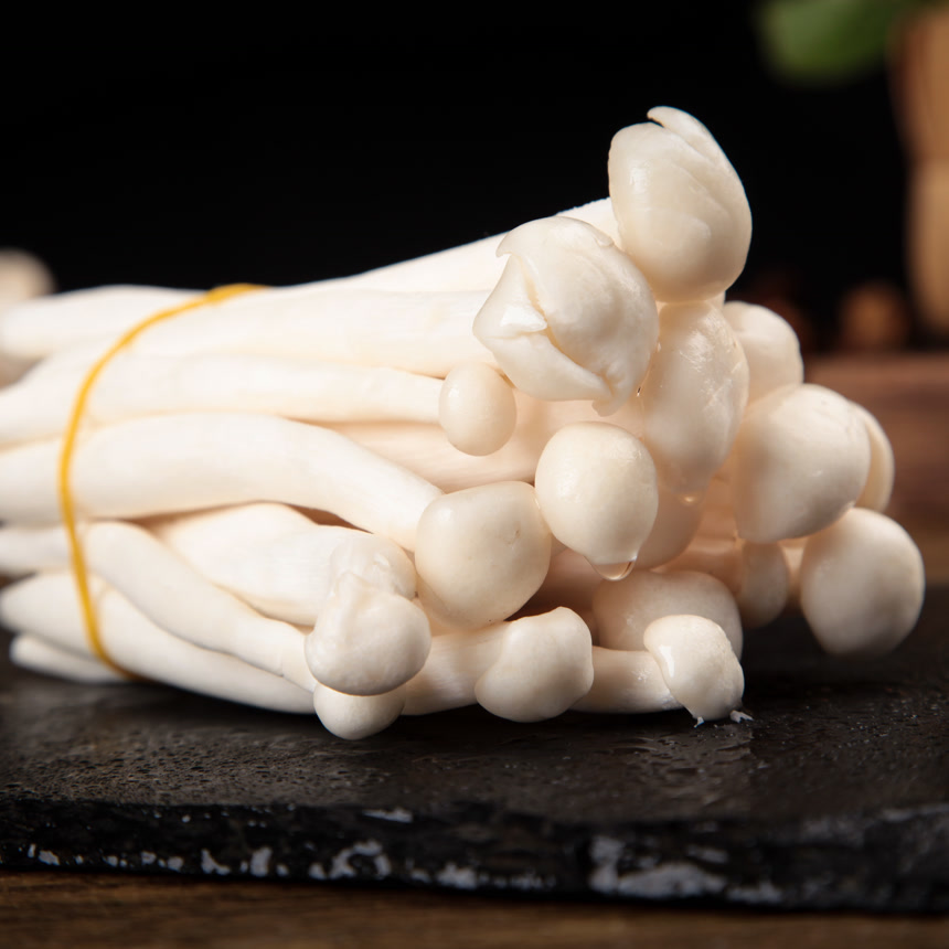 深底上的海鲜菇