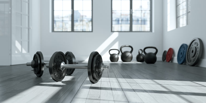 室内地板上有黑色盘子的哑铃健康生活方式健身