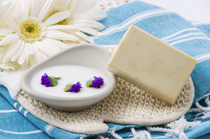 纯天然手工皂在一块蓝色布上摆放着生活用品日用品 