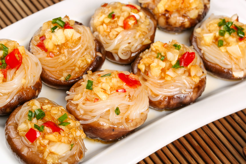 盘子里的香菇蒸粉丝