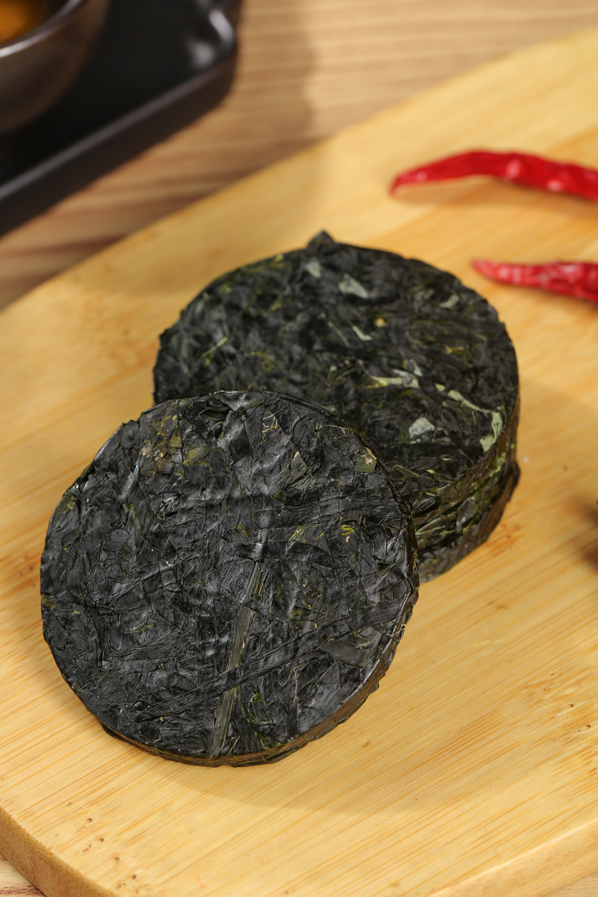 木底上的压缩海带丝