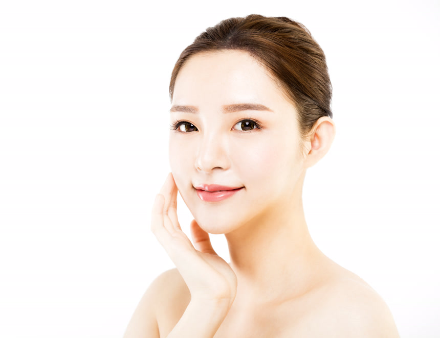 年轻女孩手托下巴展示侧脸美容护肤广告白底图