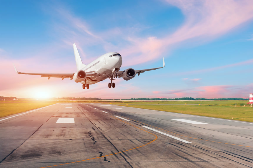 夕阳下飞机在跑道上起飞交通工具唯美背景壁纸