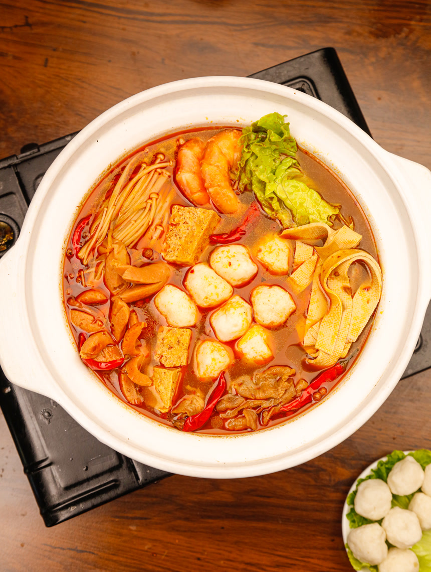 木底上的火锅鱼丸