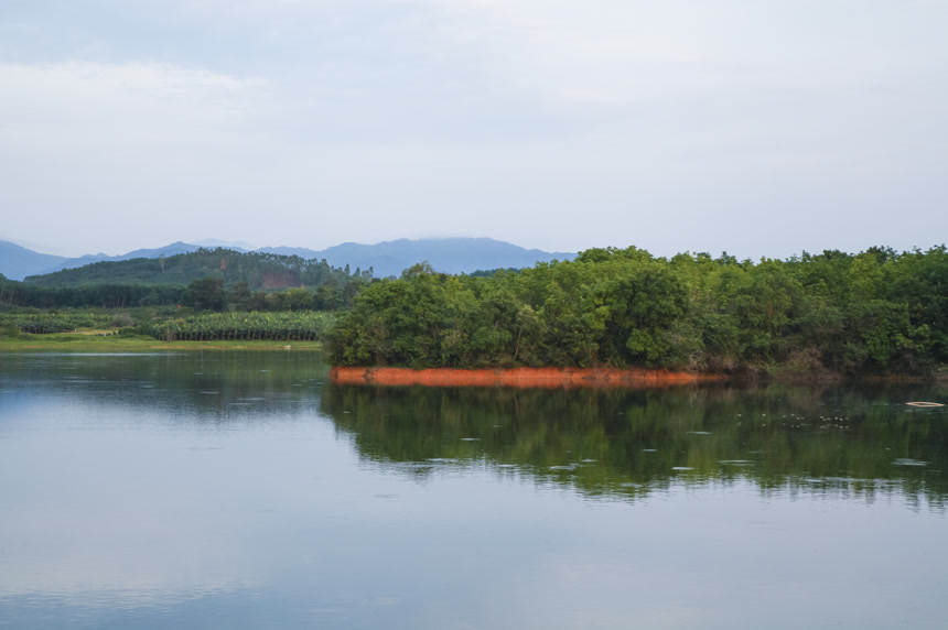 清澈风底的湖水