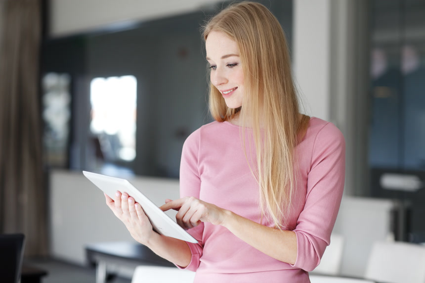 使用数码平板电脑的女商人人物人像