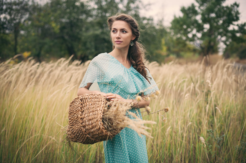 外国女模特手拿筐子在小清新植物旁