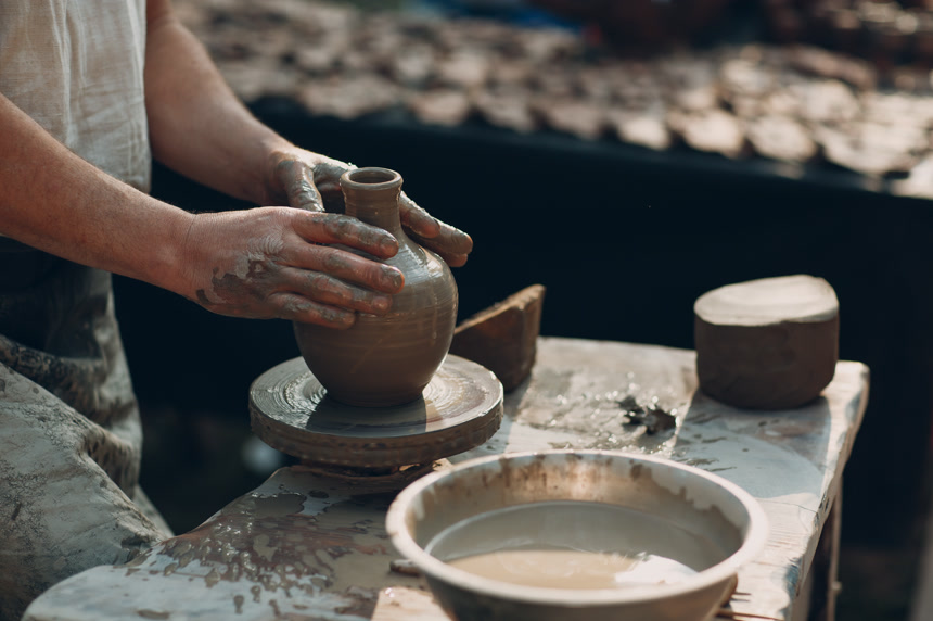 波特在陶工的轮子上做陶罐非遗文化