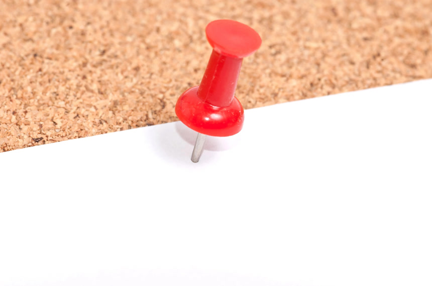 红色大头针订在纸上通知消息