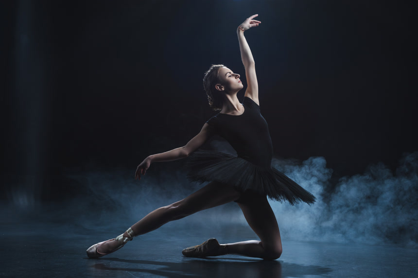 优雅的芭蕾舞演员在展示舞姿运动方式