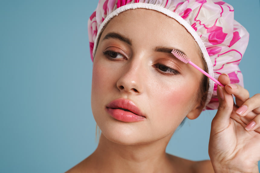 戴着浴帽正在化妆的年轻女子摄影棚拍摄