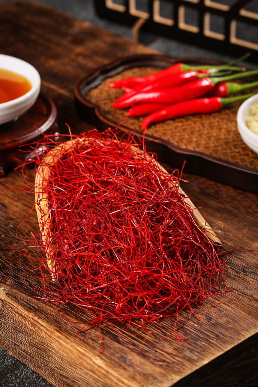 深底上的细辣椒丝
