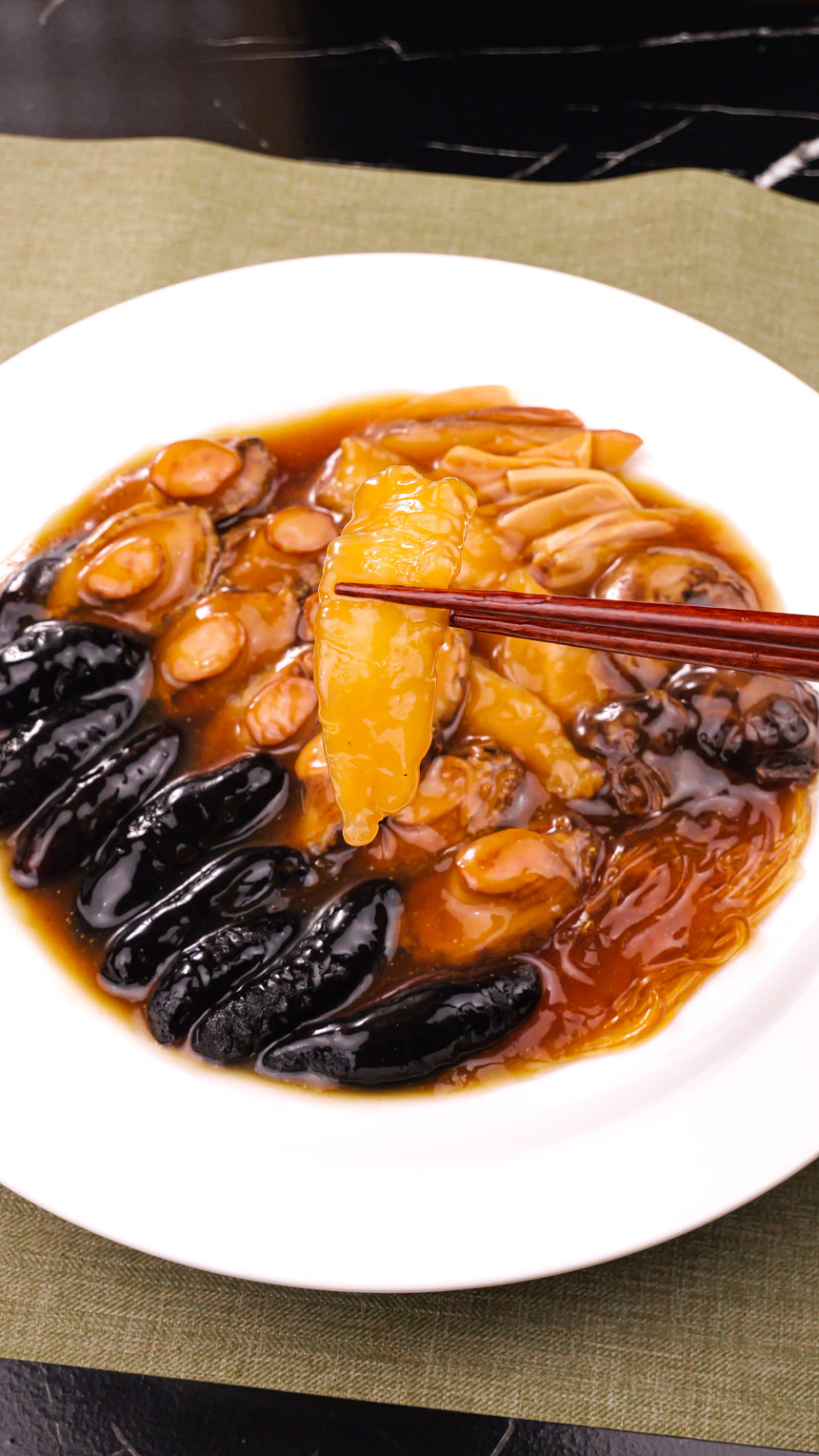 盘子里装的鲍鱼海参菜品