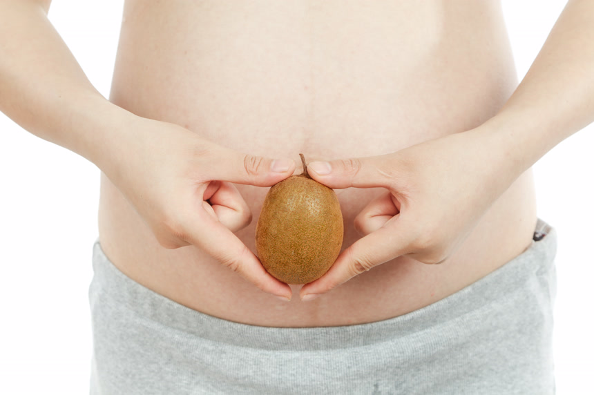 孕妇手里拿着水果