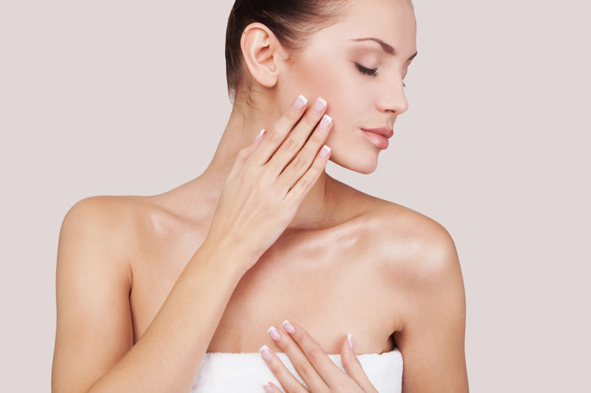 裹着浴巾触摸脸的模特美容医美美容院宣传