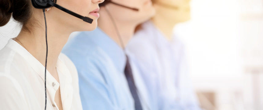 客户人员带着耳麦生活场景