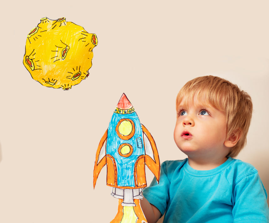 正在想象的可爱男孩儿童人像