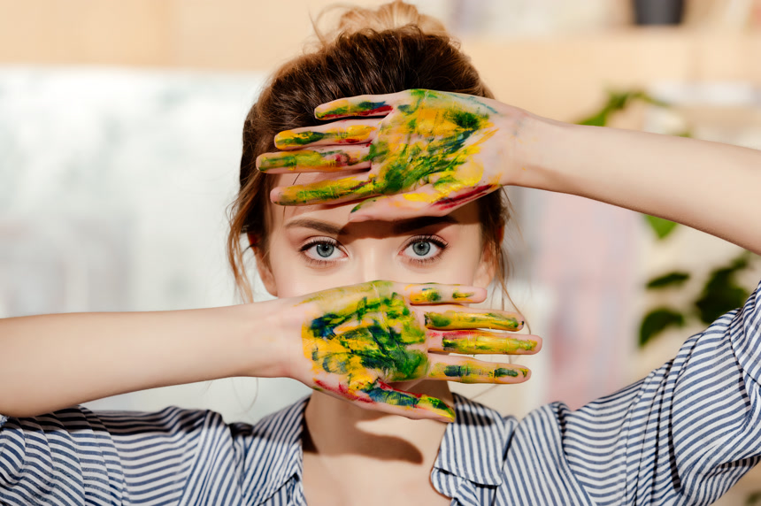 年轻的女性艺术家手上抹着颜料生活方式