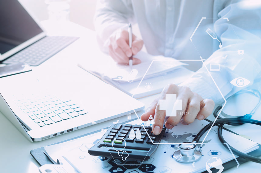 医生正在计算药品价格医院宣传