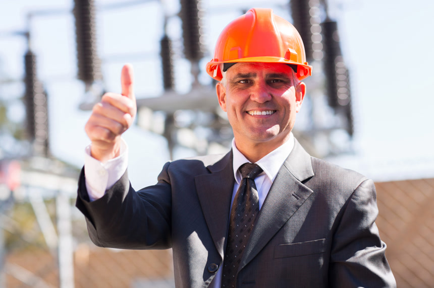 工地上的工程师竖起大拇指点赞工业人物素材