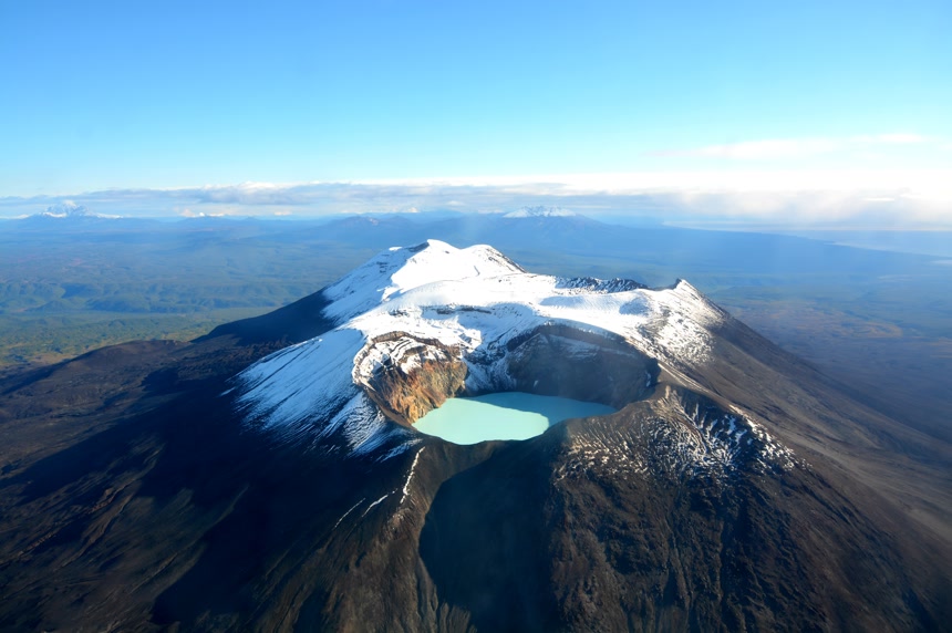 活火山火山口中的酸性湖泊俯视图自然景观