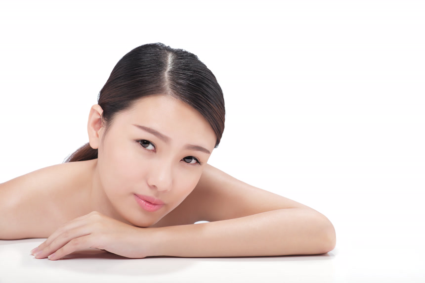 靠在手上的美女美容人像