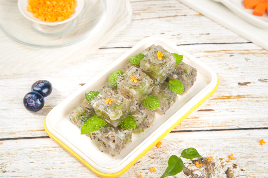 浅底上的鱼皮冻