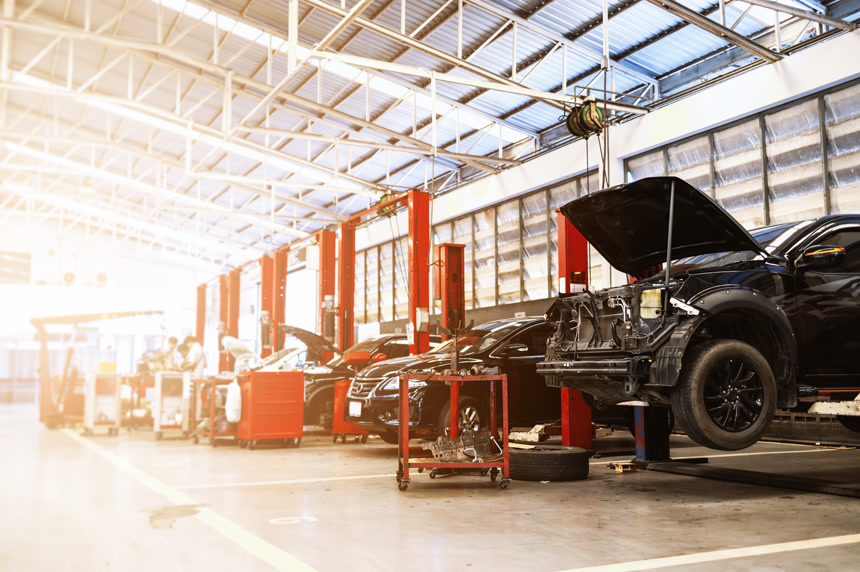 汽车维修保养服务中心内的车机械维修