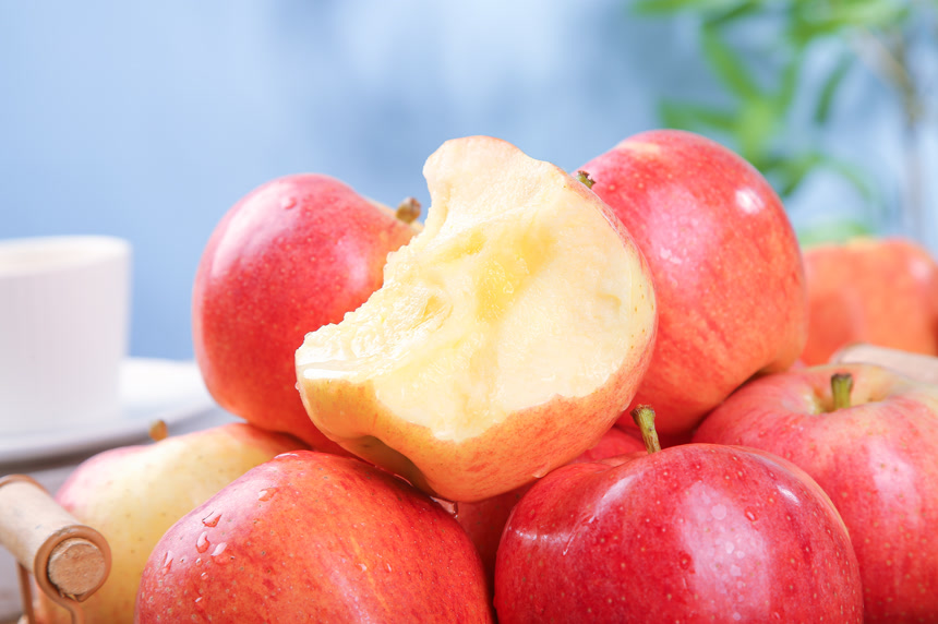 浅底上的红嘎啦苹果