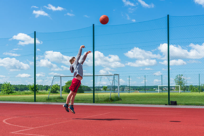 在户外投篮的孩子儿童人像