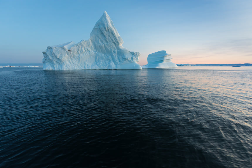 西格陵兰岛迪斯科湾的巨大冰山形式各异。它们的源头是雅库布沙温冰川。这是全球变暖和冰的灾难性融化现象的后果 自然风光冰川冰山