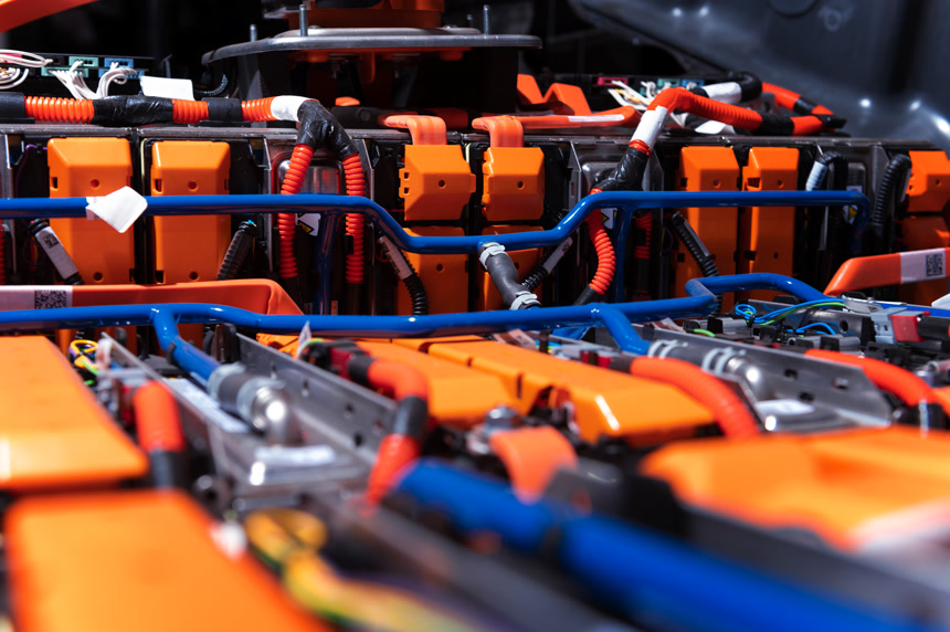 电动汽车电池与电源连接特写维护中的电动汽车电池新能源汽车