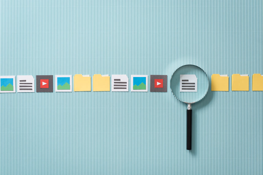 用放大镜放大文件的蓝色条纹背景图片