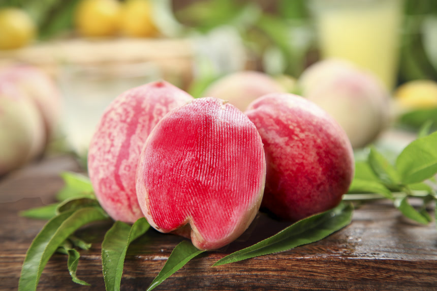 木底上的胭脂红桃子