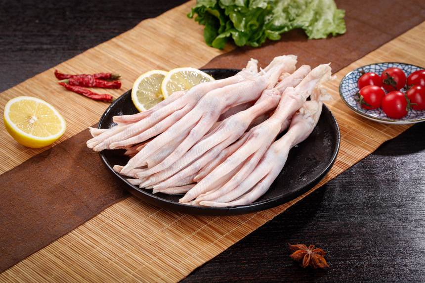 深底上的新鲜鸭掌