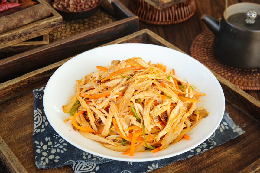 深底上的麻辣鸡丝