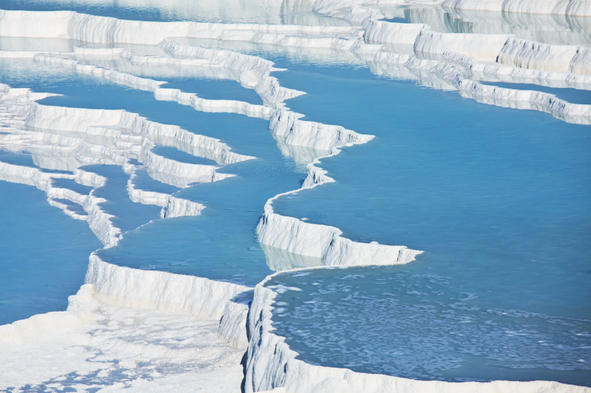 南极洲海洋融化的冰川湖泊自然景观