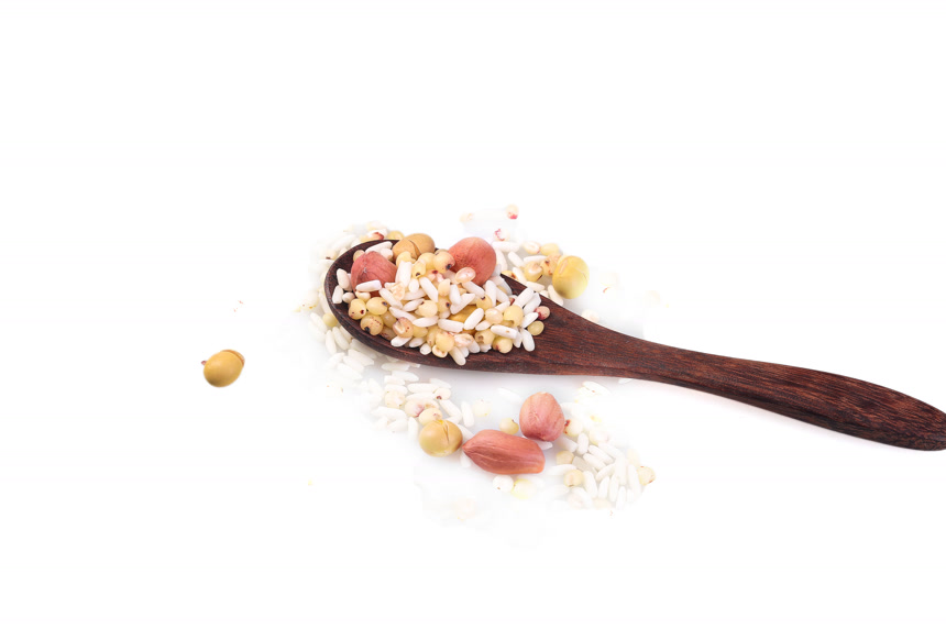 白底上的花生五谷豆浆