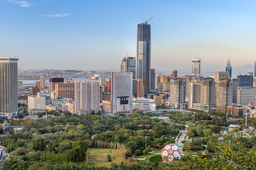 大连市的现代建筑高楼大厦城市景观航拍