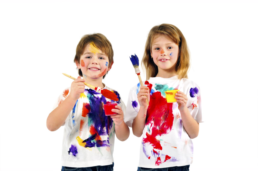 两个小朋友玩颜料教育宣传白底图