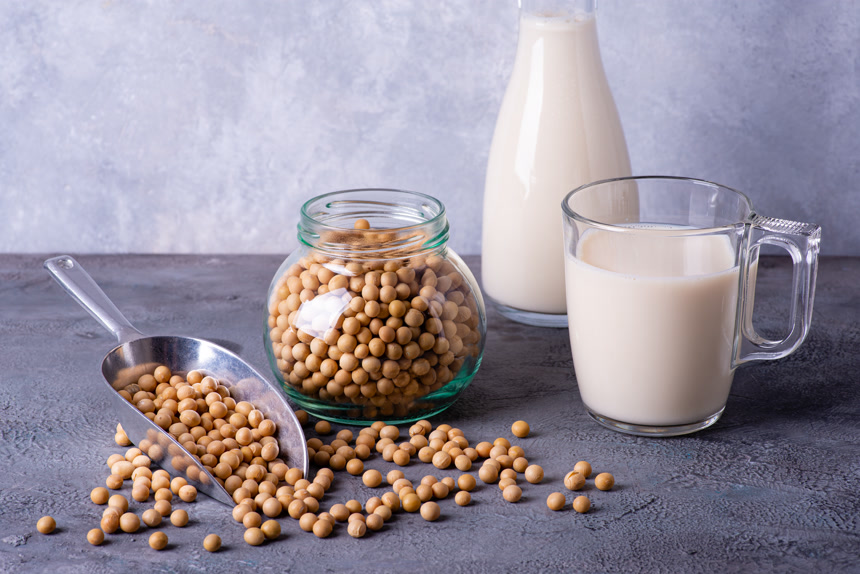 一只玻璃杯里放着豆浆和黄豆健康生活方式