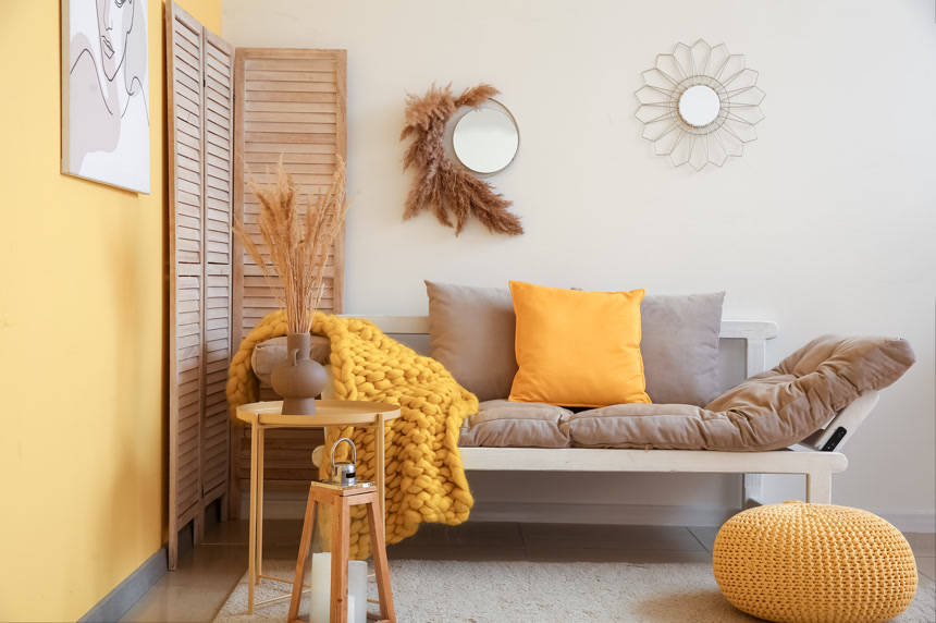 带有折叠式屏风的时尚客厅内部室内设计