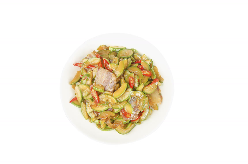 盘子里的西葫芦炒肉