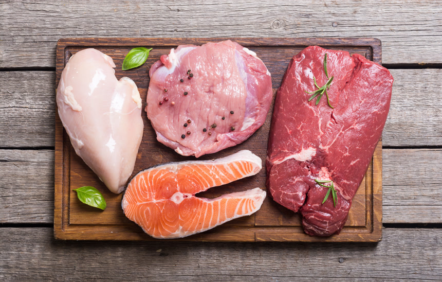 木质餐盘上的牛肉、鸡肉等新鲜肉类生鲜食品美食背景