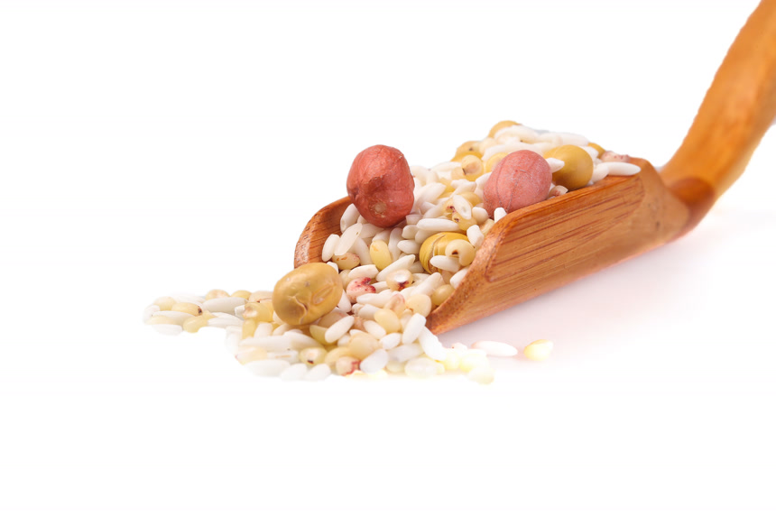 白底上的花生五谷