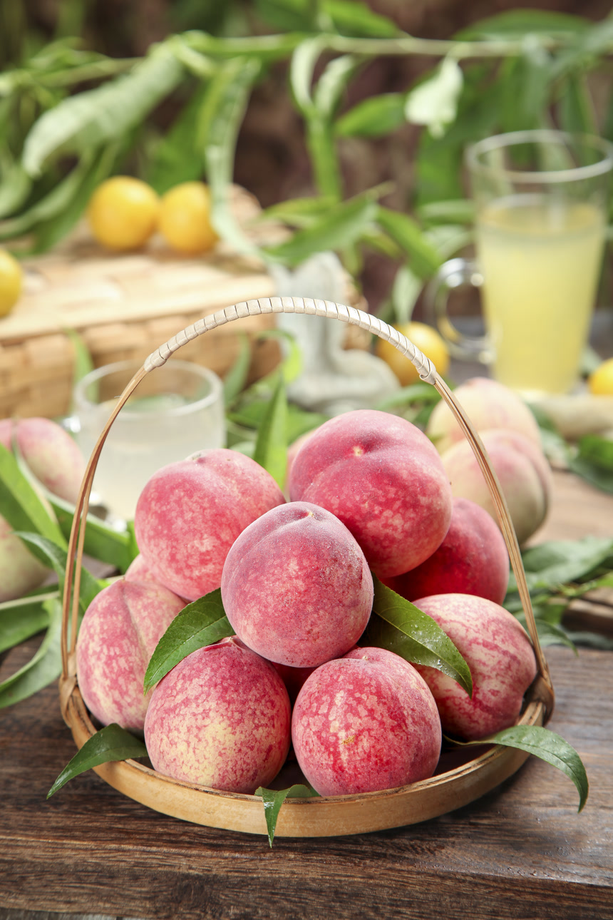 木底上的胭脂红桃子